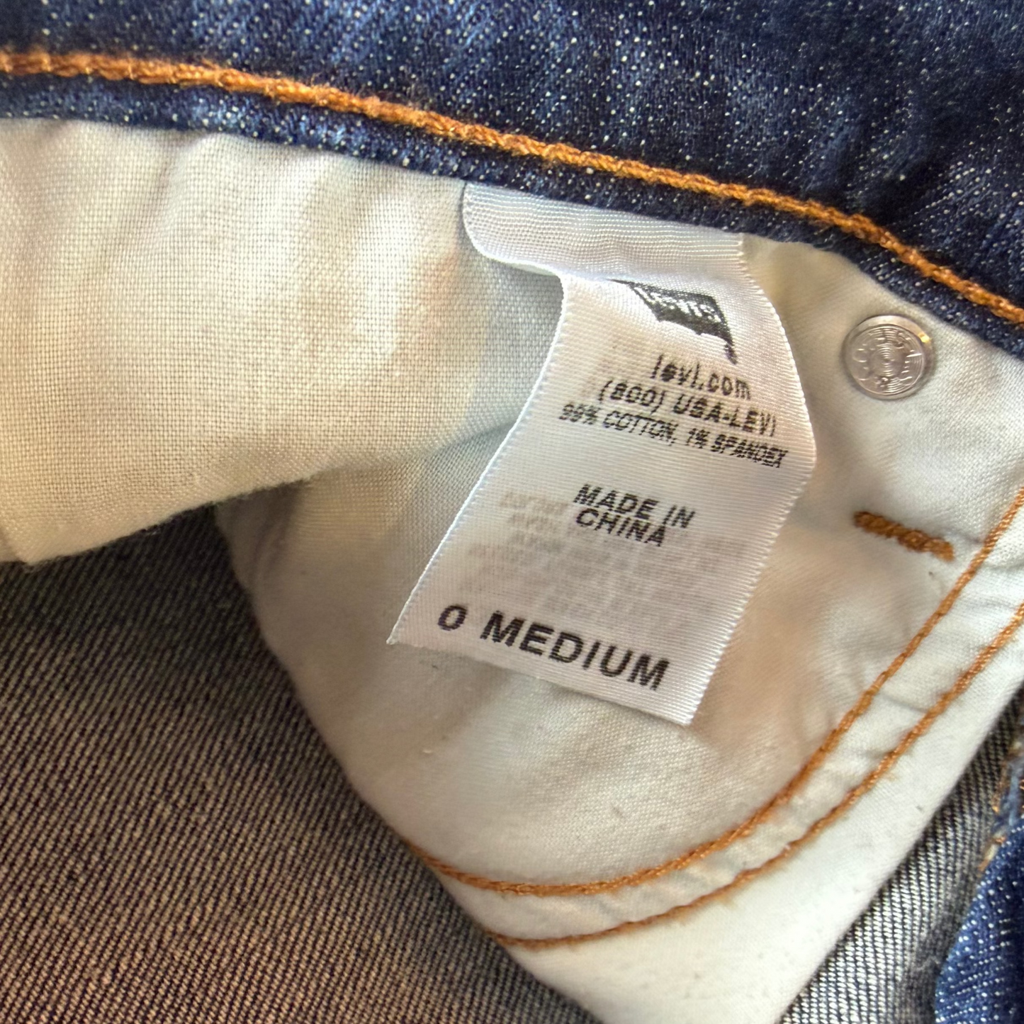 Levi Strauss & Co 524 női kopott, alacsony derekú skinny farmer