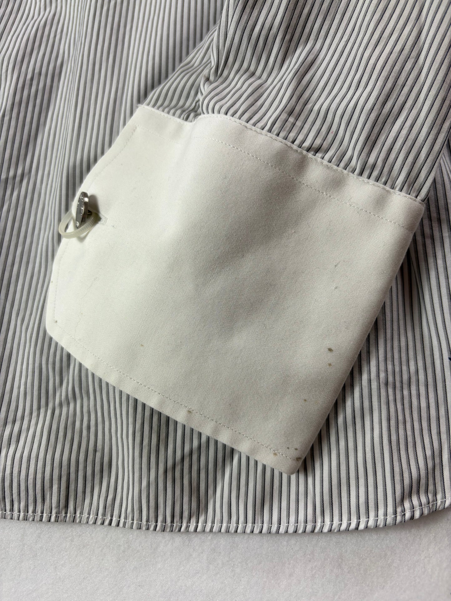 Karl Lagerfeld a H&M Pin Stripe szmokingjának