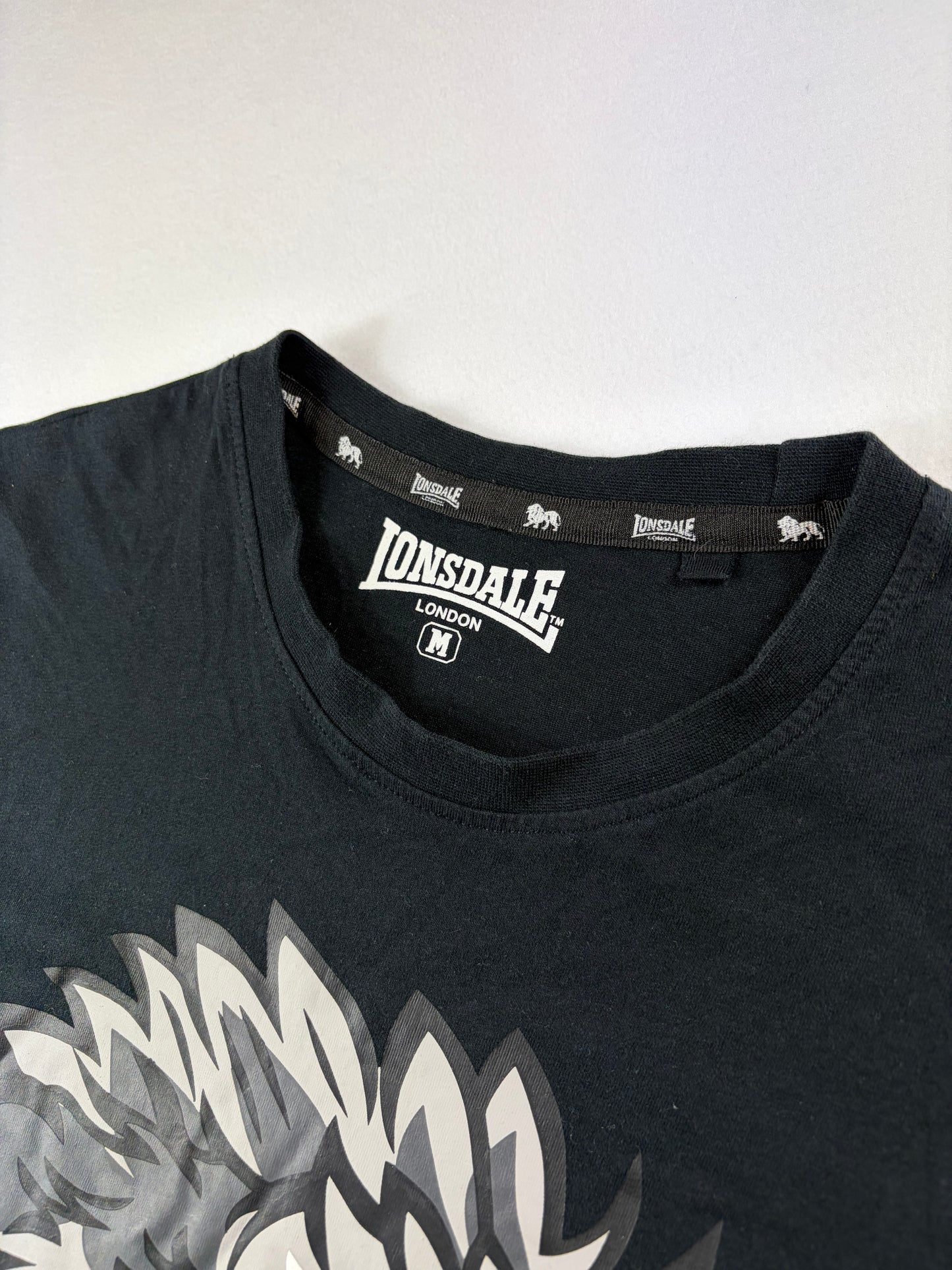 Lonsdale Oroszlánmintás Póló