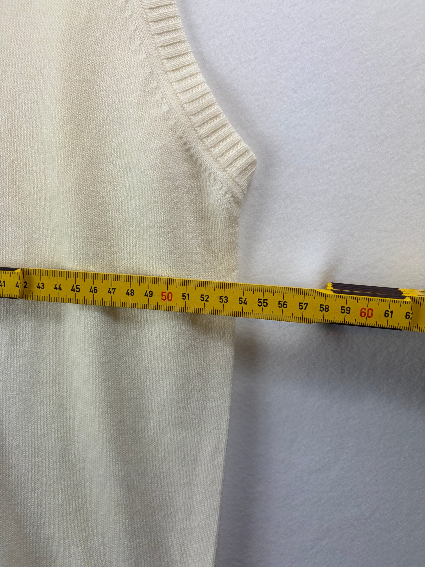 Vestă tricotată vintage Ellesse din lână bej