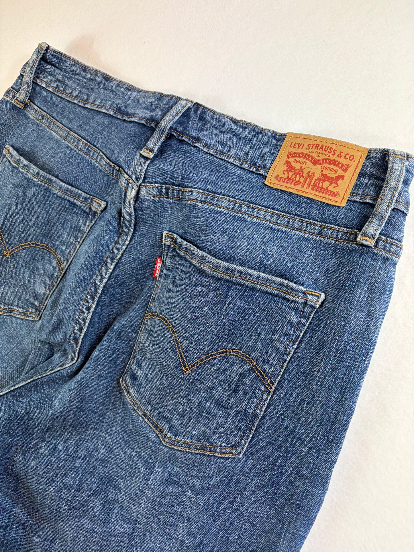Levi Strauss & Co 721 női magas derekú skinny farmer
