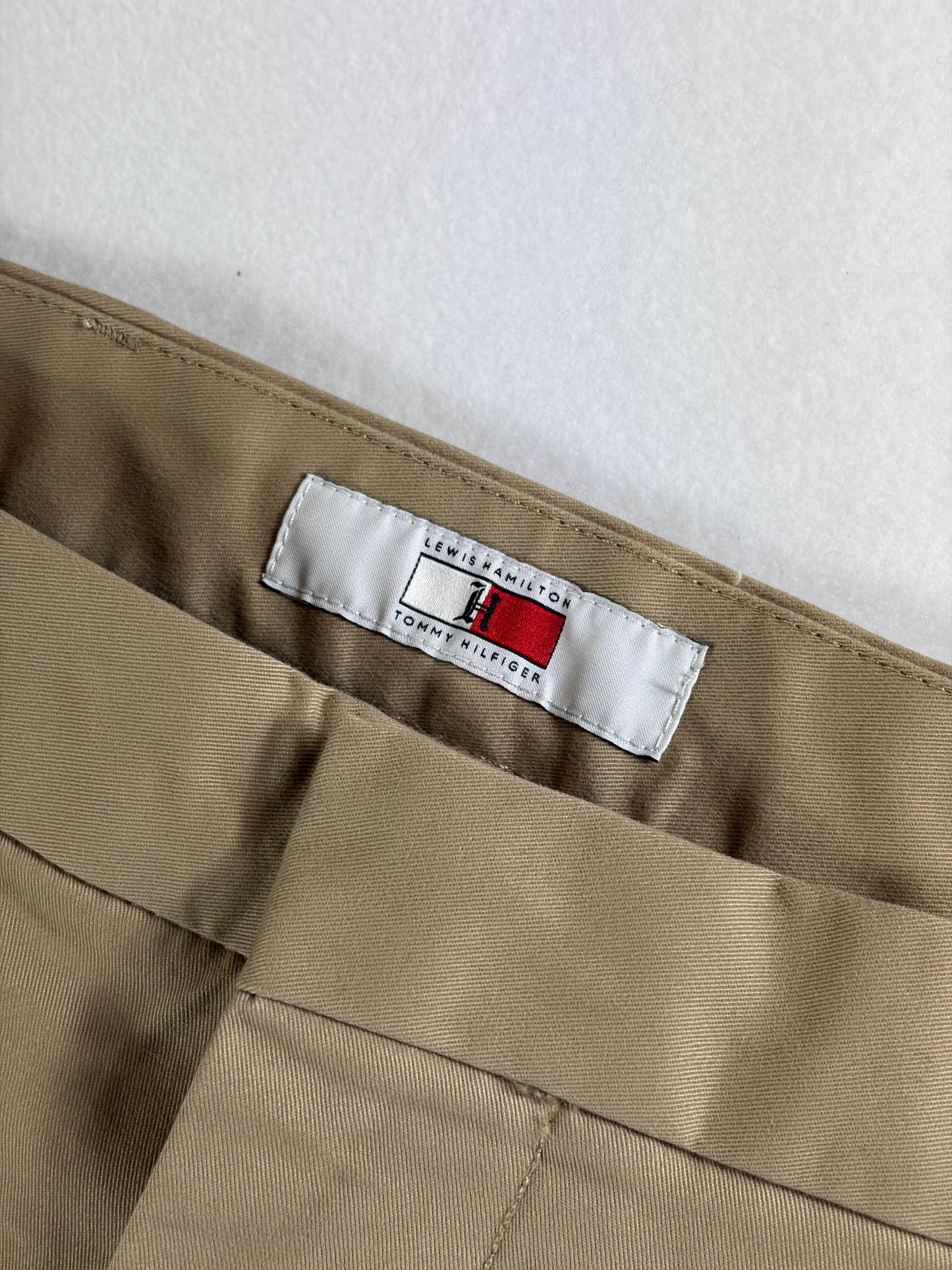 Lewis Hamilton x Tommy Hilfiger chino nadrág