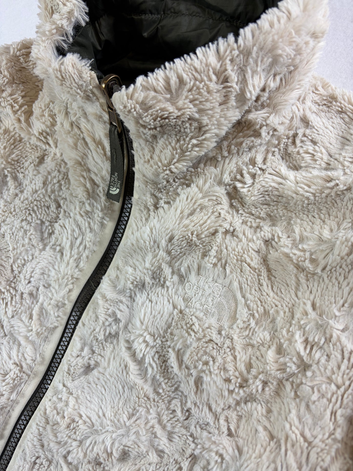 Jachetă The North Face reversibilă din fleece/matlasată pentru femei