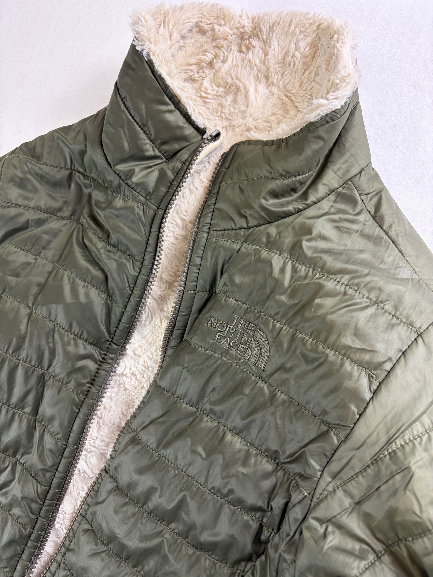 Jachetă The North Face reversibilă din fleece/matlasată pentru femei