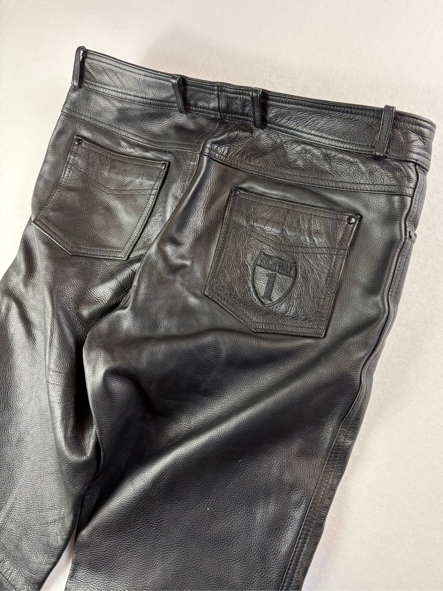 Pantaloni de motociclist din piele groasă, stil vintage