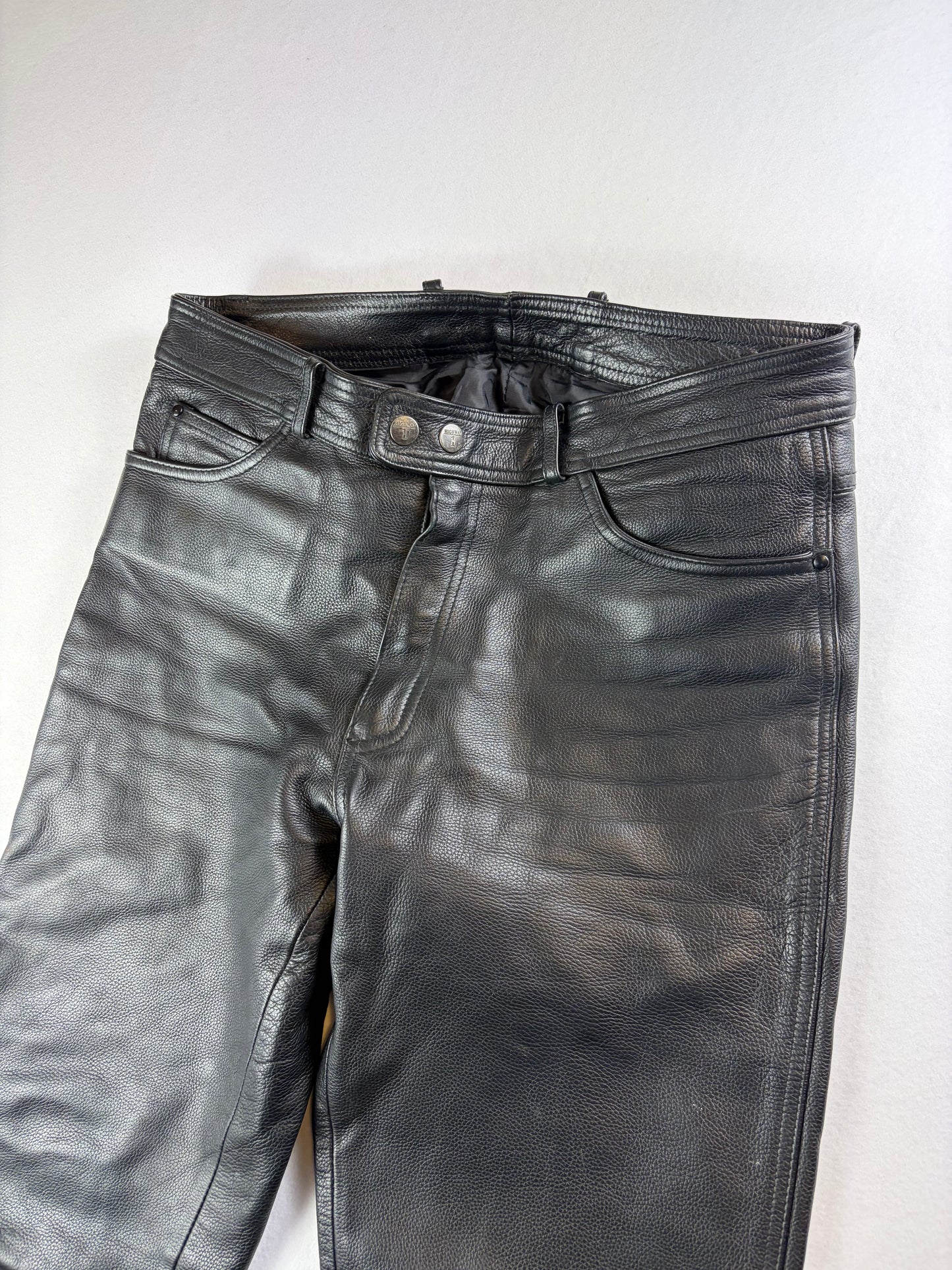 Pantaloni de motociclist din piele groasă, stil vintage